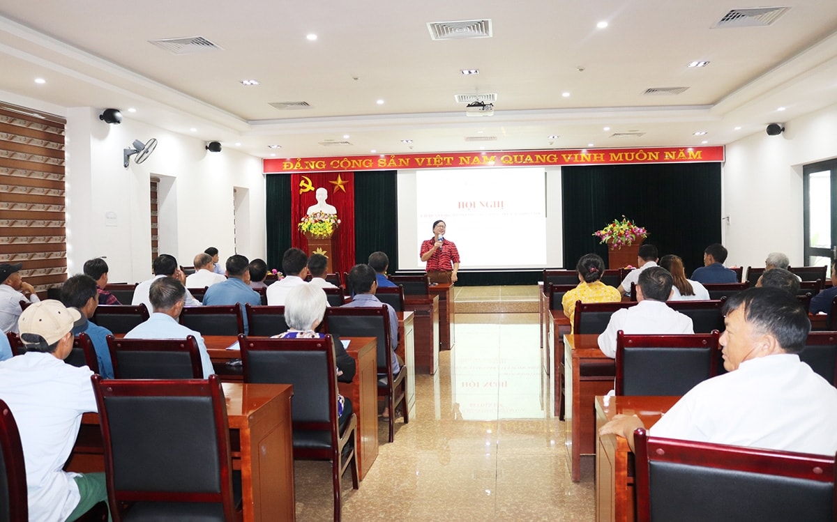 Bà Mã Én Hằng, Phó Trưởng Ban Dân tộc tỉnh Lào Cai, trao đổi nội dung trong buổi tập huấn Bà Mã Én Hằng, Phó Trưởng Ban Dân tộc tỉnh Lào Cai, trao đổi nội dung trong buổi tập huấn