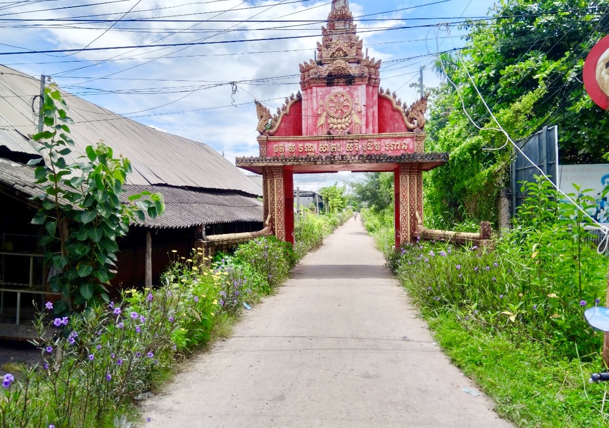 Đồng bào Khmer với mô hình trồng hoa làm đẹp các con đường vào phum sóc     