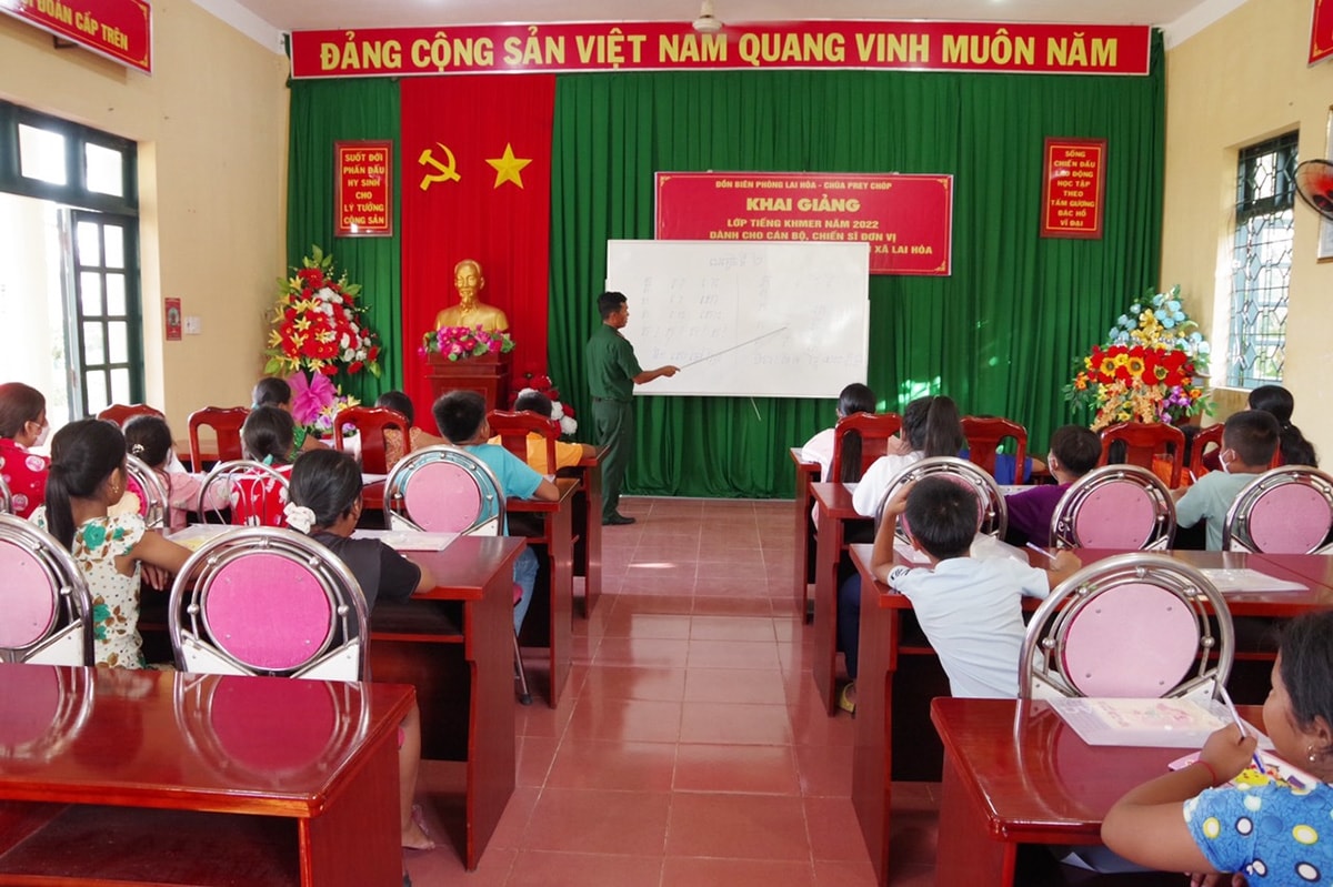 Cán bộ Đồn Biên phòng Lai Hòa trực tiếp giảng dạy cho các em học sinh