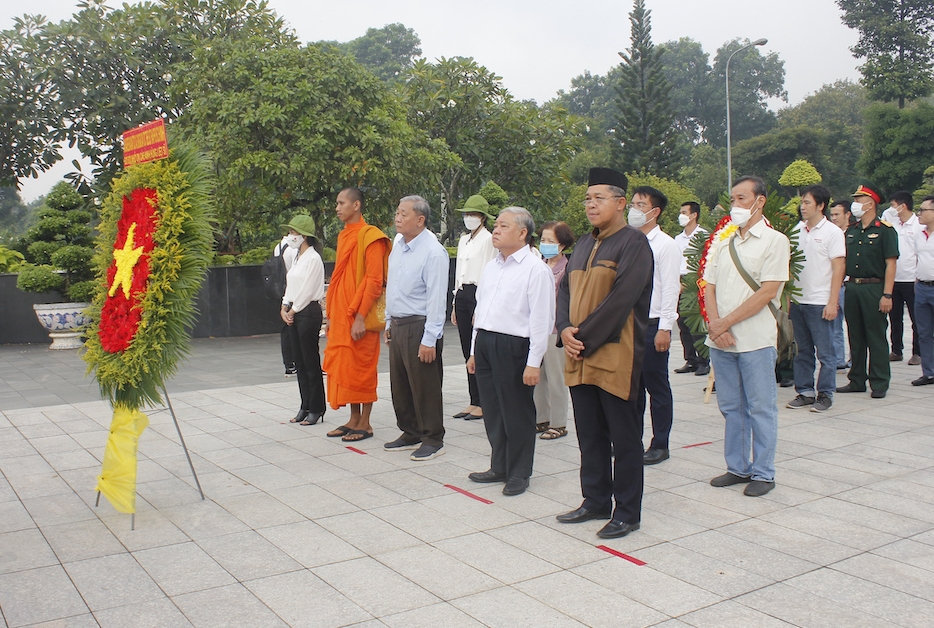 Đoàn đại biểu Ban Dân tộc dâng hoa tưởng niệm tại Nghĩa trang liệt sĩ TP. Hồ Chí Minh