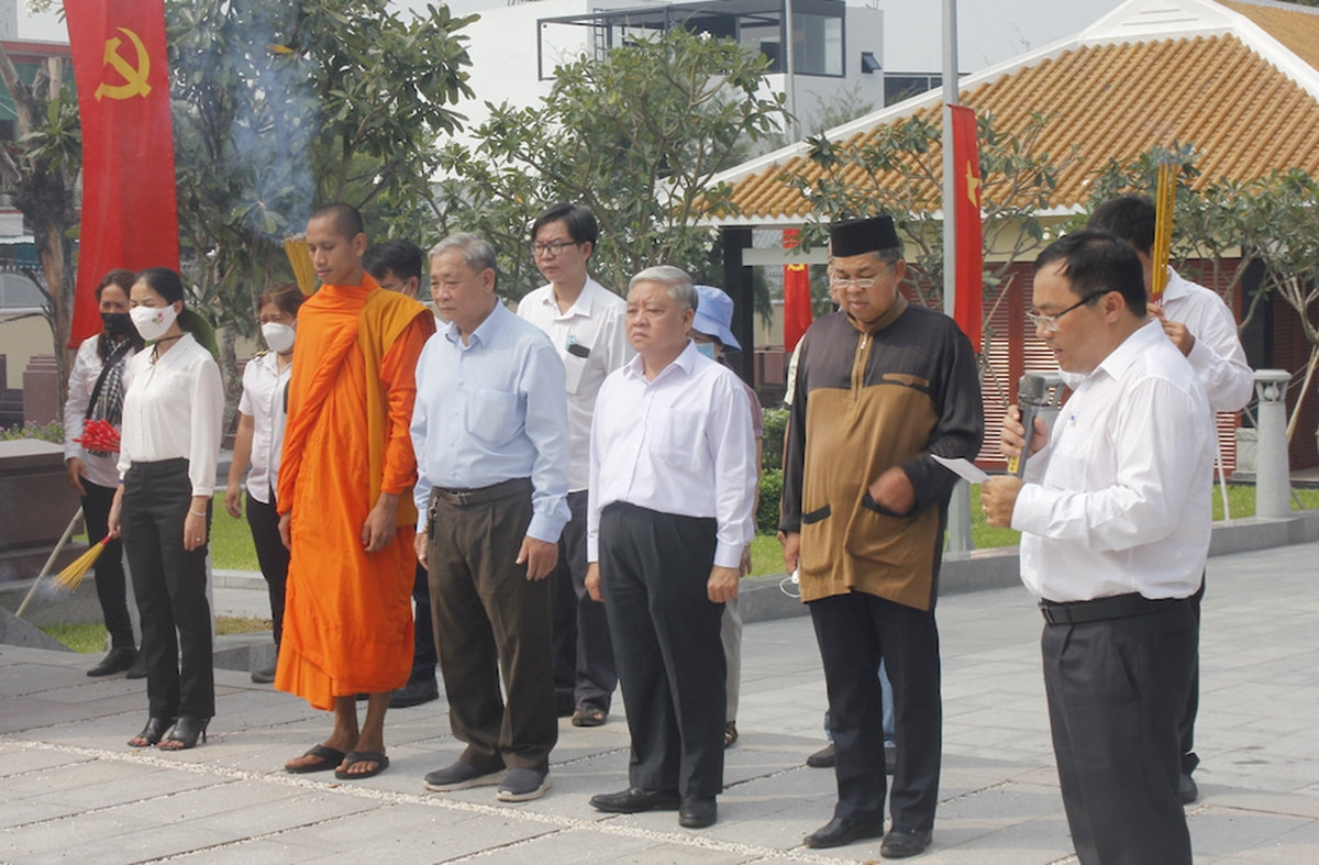 Các đại biểu dành một phút mặc niệm tưởng nhớ anh linh các Anh hùng liệt sĩ tại Nghĩa trang liệt sĩ Tp. Thủ Đức