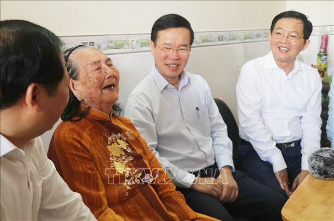 Thường trực Ban Bí thư Võ Văn Thưởng thăm Mẹ Việt Nam anh hùng Nguyễn Thị Lồng (Tp. Quy Nhơn). (Ảnh: TTXVN) Thường trực Ban Bí thư Võ Văn Thưởng thăm Mẹ Việt Nam anh hùng Nguyễn Thị Lồng (Tp. Quy Nhơn). (Ảnh: TTXVN)