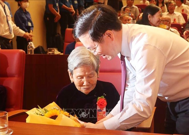 Thường trực Ban Bí thư Võ Văn Thưởng tặng hoa cho Mẹ Việt Nam Anh hùng tỉnh Bình Định. (Ảnh: TTXVN) Thường trực Ban Bí thư Võ Văn Thưởng tặng hoa cho Mẹ Việt Nam Anh hùng tỉnh Bình Định. (Ảnh: TTXVN)