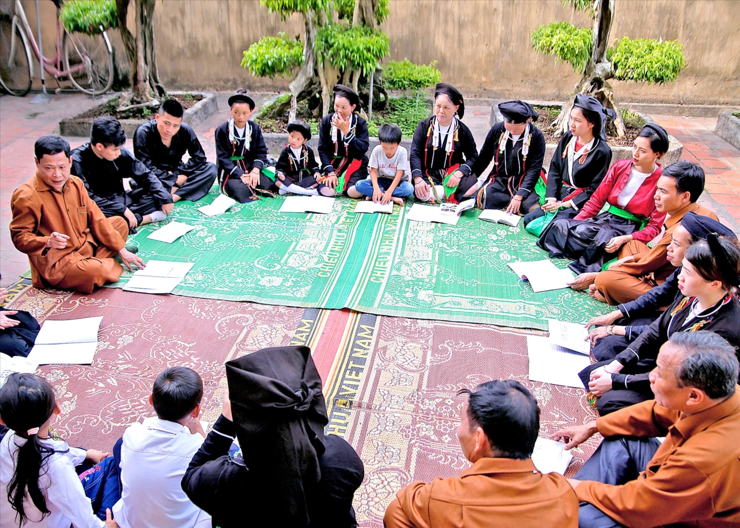NNƯT Lê Đại Năm (ngoài cùng bên trái) nỗ lực truyền dạy tiếng hát Soọng cô (Ảnh: Thái Sinh Trần - Khổng Yến Anh)