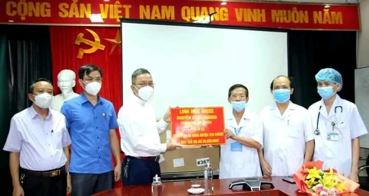 Linh mục Nguyễn Xuân Phương, Quản xứ Lâm Xuyên, xã Nam Thành, huyện Yên Thành (Nghệ An) chung tay ủng hộ phòng chống dịch bệnh Covid-19 tại Bệnh viện đa khoa huyện Yên Thành