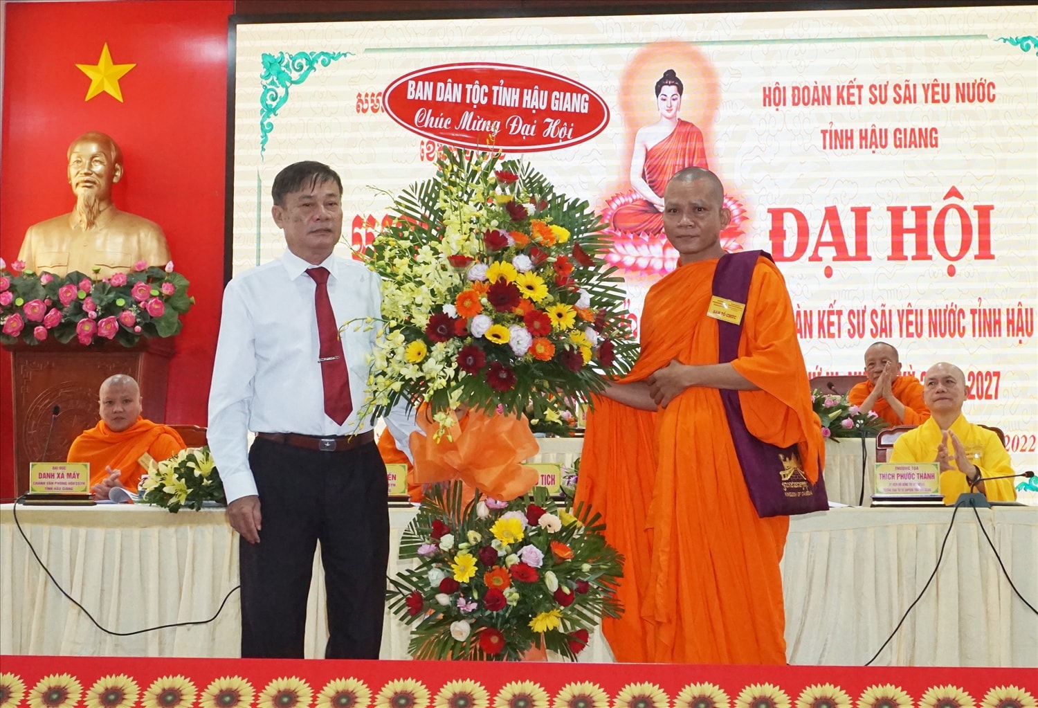  Ông Nguyễn Hoàng Triệu - Trưởng Ban Dân tộc tỉnh trao lẵng hoa chúc mừng Đại hội 