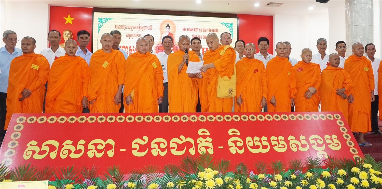 Ban Chấp hành và Ban Thường trực Hội nhiệm kỳ III (2022 - 2027) ra mắt đại hội. Đại Đức Danh Tuấn (người cầm micro) - Hội trưởng Hội Đoàn kết sư sãi yêu nước phát biểu hạ quyết tâm trước Đại hội