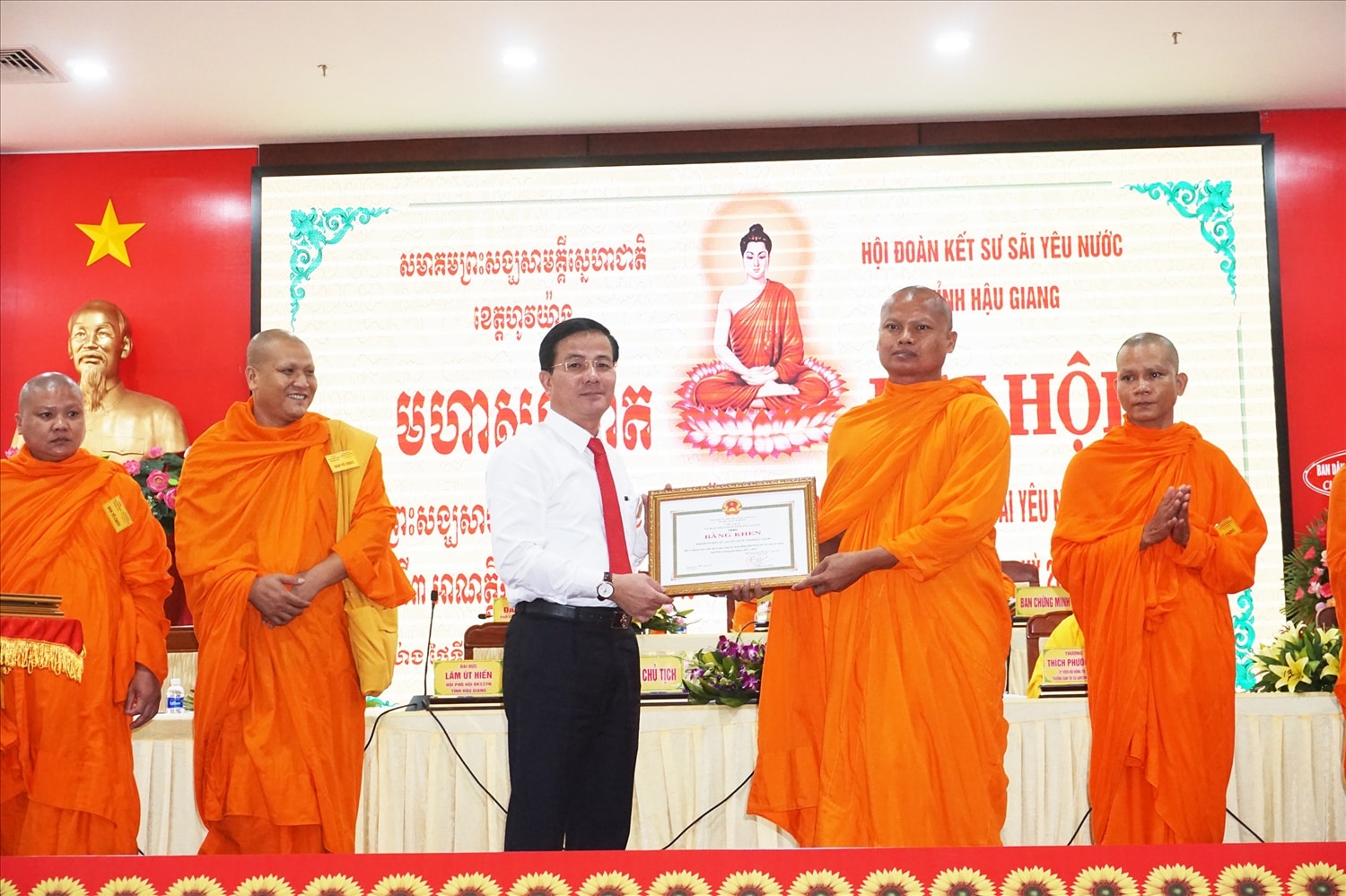 Ông Trần Văn Huyến - Phó Bí thư thường trực Tỉnh ủy, Chủ tịch HĐND tỉnh trao Bằng khen của UBND tỉnh Hậu Giang đến tập thể Hội Đoàn kết sư sãi yêu nước