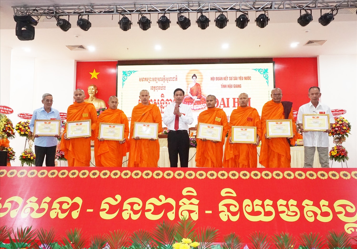 Ông Lê Văn Sơn - Phó chủ tịch Ủy ban MTTQ Việt Nam tỉnh Hậu Giang trao Bằng khen đến 9 cá nhân