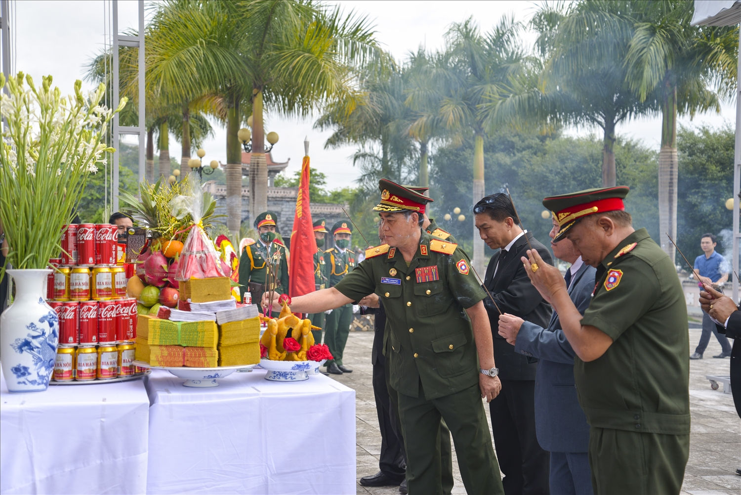 Trước anh linh các liệt sĩ, Đảng bộ, chính quyền, quân và dân các dân tộc tỉnh Điện Biên nguyện giương cao ngọn cờ độc lập dân tộc và Chủ nghĩa xã hội, tiếp tục thực hiện công cuộc đổi mới, đưa đất nước vững bước đi lên