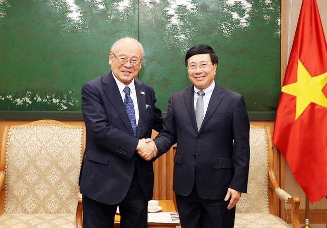 Phó Thủ tướng Thường trực Chính phủ Phạm Bình Minh tiếp Cố vấn đặc biệt Liên minh Nghị sĩ hữu nghị Nhật - Việt Takebe Tsutomu - người bạn thân thiết của Nhân dân Việt Nam. (Ảnh: VGP/Hải Minh)