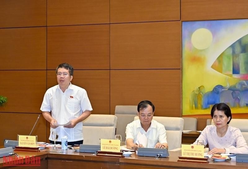 Viện trưởng Viện Nghiên cứu lập pháp Nguyễn Văn Hiển đọc báo cáo tại buổi làm việc. (Ảnh Duy Linh) Viện trưởng Viện Nghiên cứu lập pháp Nguyễn Văn Hiển đọc báo cáo tại buổi làm việc. (Ảnh Duy Linh)