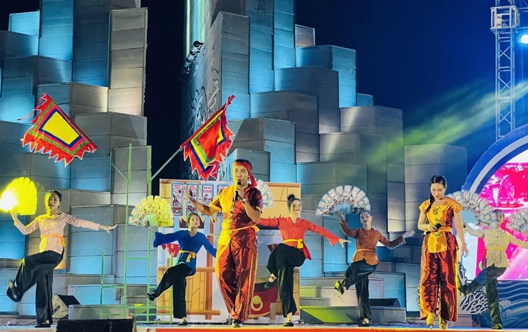 Tiết mục hô hát Bài chòi Bài ca Đất Phú của huyện Phú Hoà tại Liên hoan nghệ thuật Bài chòi Phú Yên - di sản văn hóa phi vật thể đại diện của nhân loại