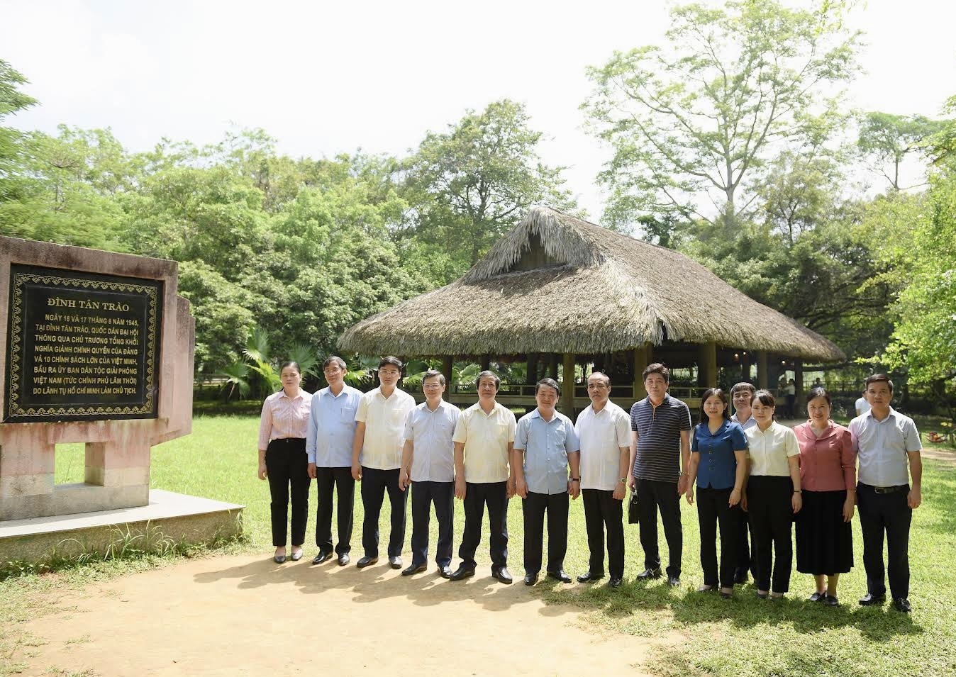Đoàn công tác chụp ảnh lưu niệm tại Đình Tân Trào Đoàn công tác chụp ảnh lưu niệm tại Đình Tân Trào