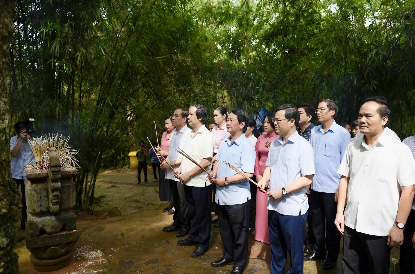 Đoàn công tác dâng hương tưởng niệm Chủ tịch Hồ Chí Minh tại Lán Nà Nưa Đoàn công tác dâng hương tưởng niệm Chủ tịch Hồ Chí Minh tại Lán Nà Nưa