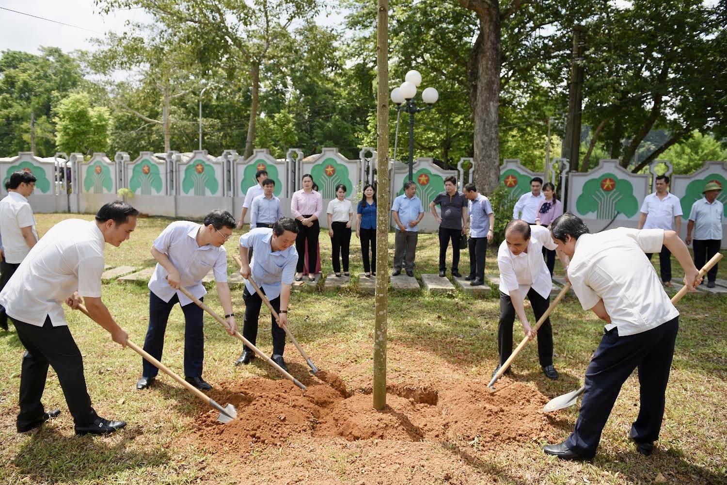 Các đồng chí lãnh đạo trồng cây lưu niệm trong khuôn viên Khu tưởng niệm các vị tiền bối cách mạng Các đồng chí lãnh đạo trồng cây lưu niệm trong khuôn viên Khu tưởng niệm các vị tiền bối cách mạng