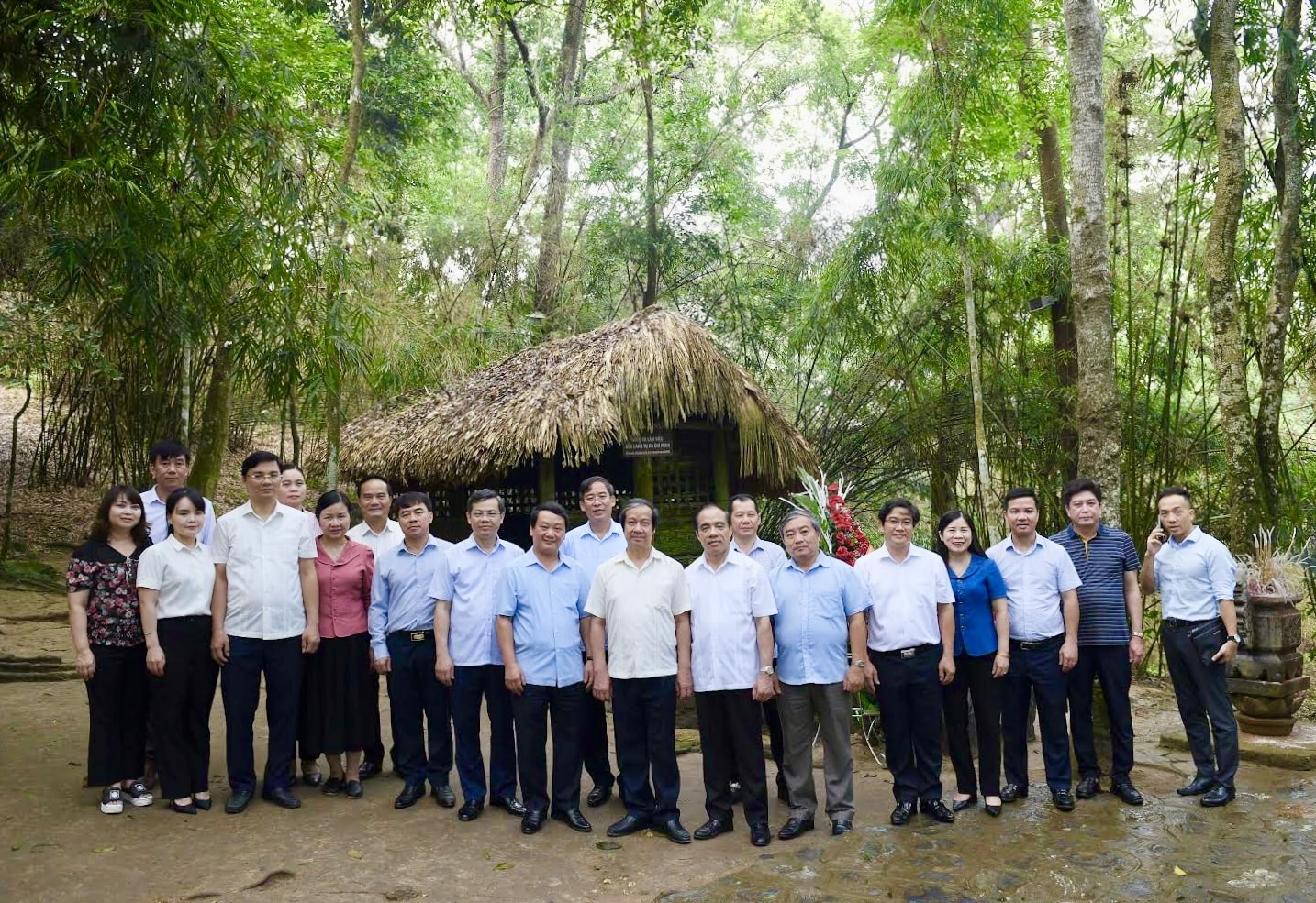 Đoàn công tác chụp ảnh lưu niệm tại Lán Nà Nưa Đoàn công tác chụp ảnh lưu niệm tại Lán Nà Nưa