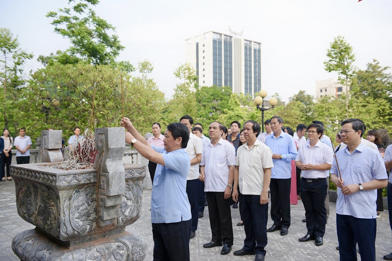 Các đồng chí lãnh đạo dâng hương tưởng niệm Bác Hồ tại Đền thờ Chủ tịch Hồ Chí Minh (TP. Tuyên Quang) Các đồng chí lãnh đạo dâng hương tưởng niệm Bác Hồ tại Đền thờ Chủ tịch Hồ Chí Minh (TP. Tuyên Quang)