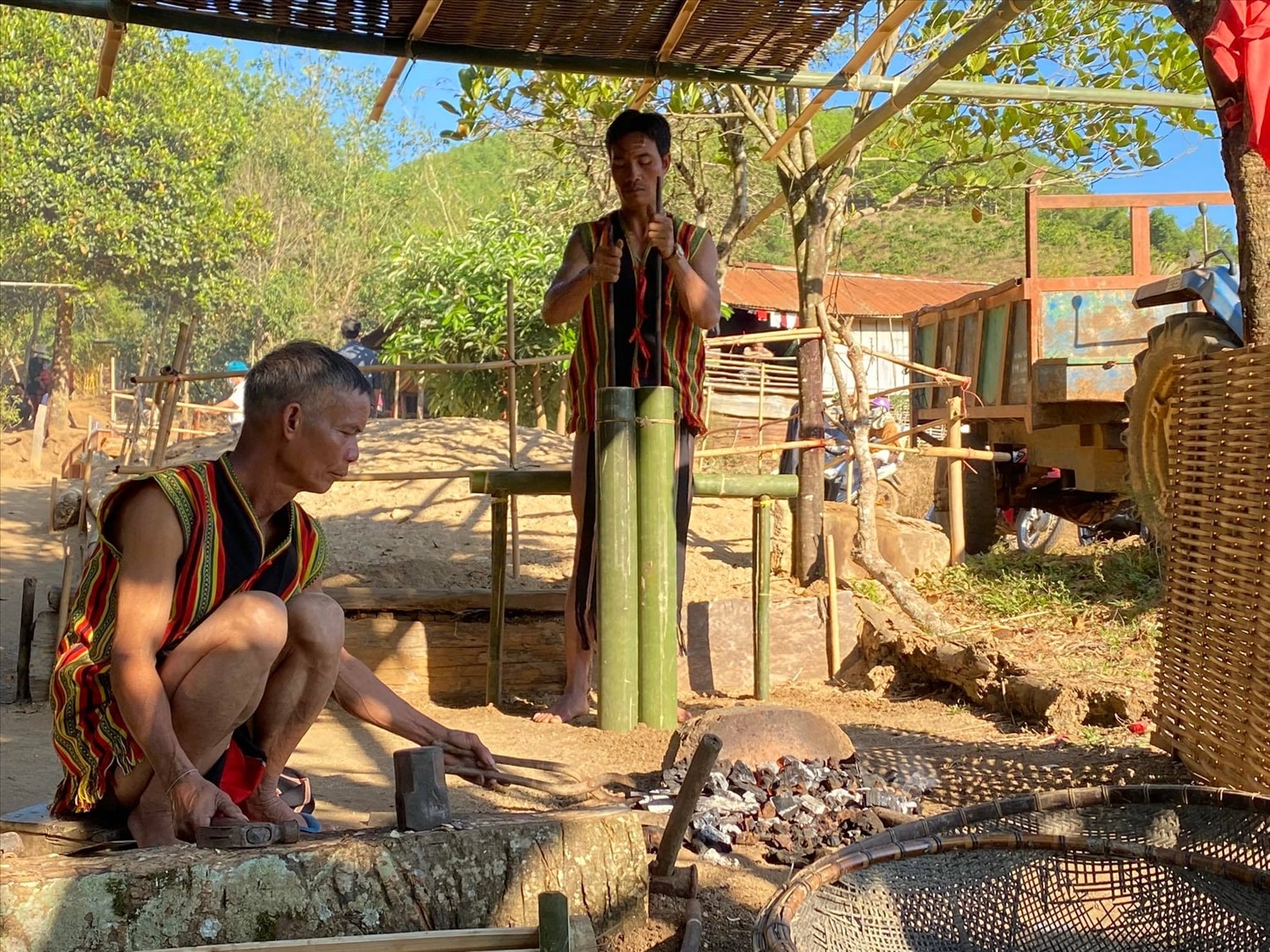 Độc đáo nghề rèn của người Brâu