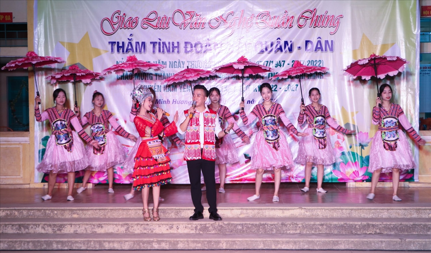 Diễn viên Trung tâm văn hóa, Truyền thông Thể thao huyện Hàm Yên (Tuyên Quang) biểu diễn ca khúc “Xuống chợ