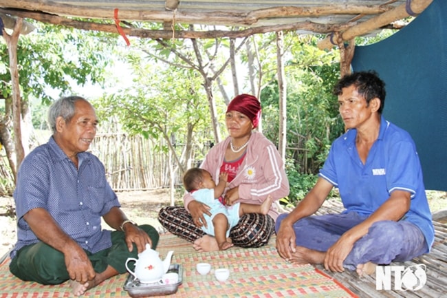 Ông Mai Liên (bìa trái) tích cực tham gia công tác hòa giải ở cơ sở