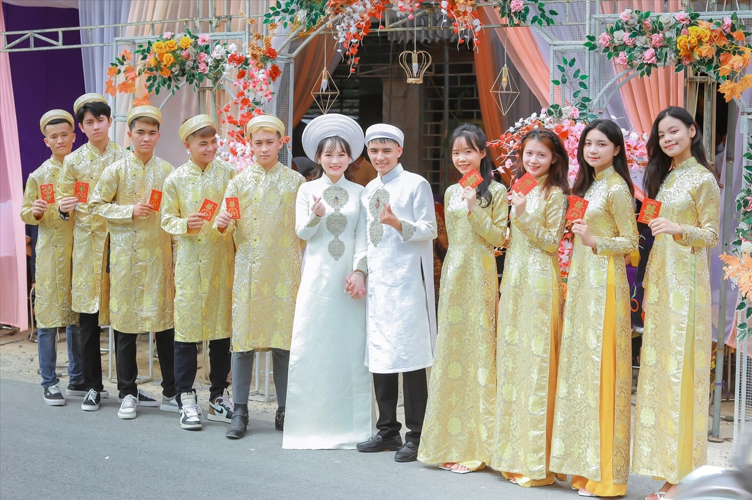 Cô dâu, chú rể người Việt (giữa) trong trang phục cưới truyền thống Cô dâu, chú rể người Việt (giữa) trong trang phục cưới truyền thống