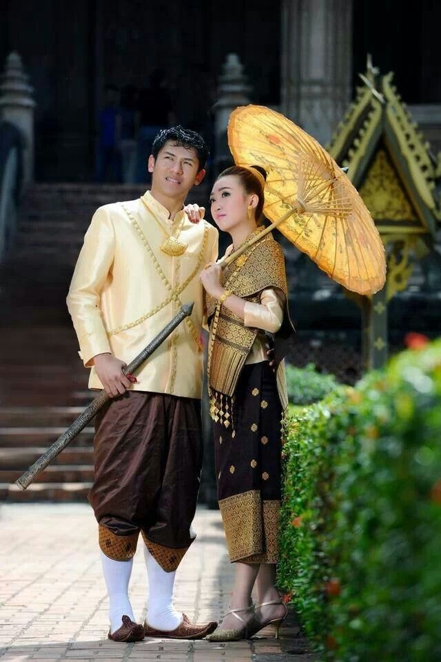 Cô dâu, chú rể người Lào trong bộ trang phục truyền thống Cô dâu, chú rể người Lào trong bộ trang phục truyền thống