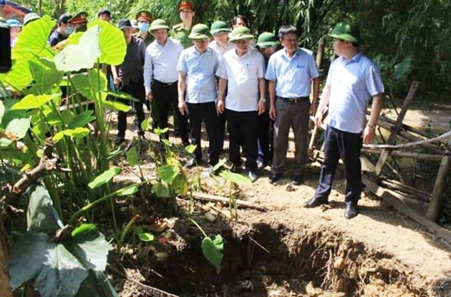 Chủ tịch UBND tỉnh Nghệ An Nguyễn Đức Trung trực tiếp kiểm tra tình trạng sụt lún đất, nhà ở tại xã Châu Hồng, huyện Quỳ Hợp, ngày 29/5 Chủ tịch UBND tỉnh Nghệ An Nguyễn Đức Trung trực tiếp kiểm tra tình trạng sụt lún đất, nhà ở tại xã Châu Hồng, huyện Quỳ Hợp, ngày 29/5