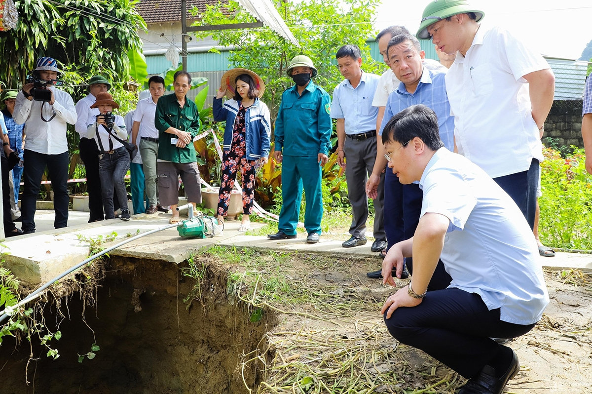 Một hố sụt lún xảy ra ngay trong vườn nhà dân ở xã Châu Hồng Một hố sụt lún xảy ra ngay trong vườn nhà dân ở xã Châu Hồng