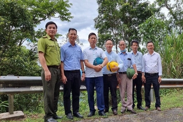 Linh mục Võ Minh Danh (đứng giữa) tham gia cùng BQL Vườn quốc gia Phong Nha - Kẻ Bàng trong công tác bảo vệ rừng, bảo vệ hệ sinh thái - Ảnh CTV