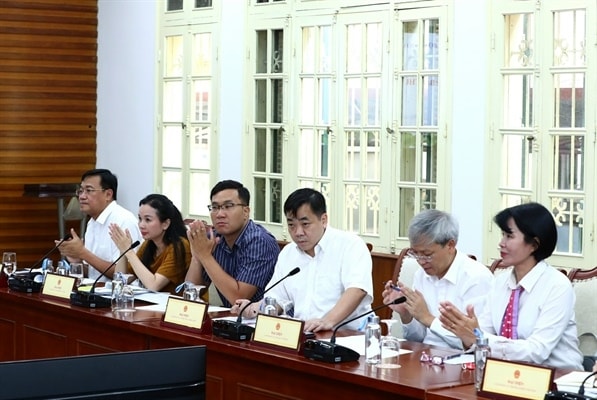 Ông Trần Hướng Dương (Áo trắng thứ 3 từ phải sang), Phó Cục trưởng Cục Nghệ thuật biểu diễn, Bộ VHTT&DL trả lời câu hỏi của Phóng viên Báo Dân tộc và Phát triển (Ảnh TL)