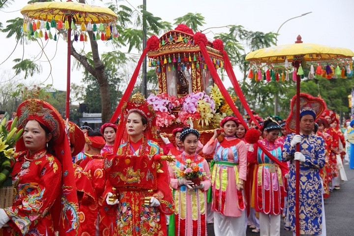 Người dân tham gia đoàn rước tại Lê hội Điện Huệ Nam. Người dân tham gia đoàn rước tại Lễ hội Điện Huệ Nam.