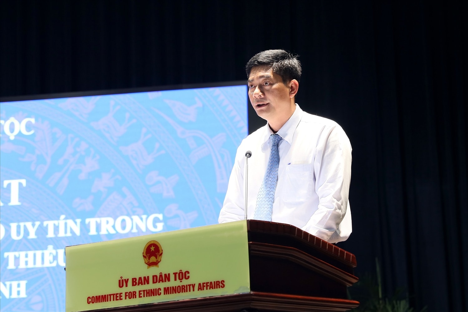 Thứ trưởng, Phó Chủ nhiệm Y Vinh Tơr phát biểu tại buổi gặp mặt 