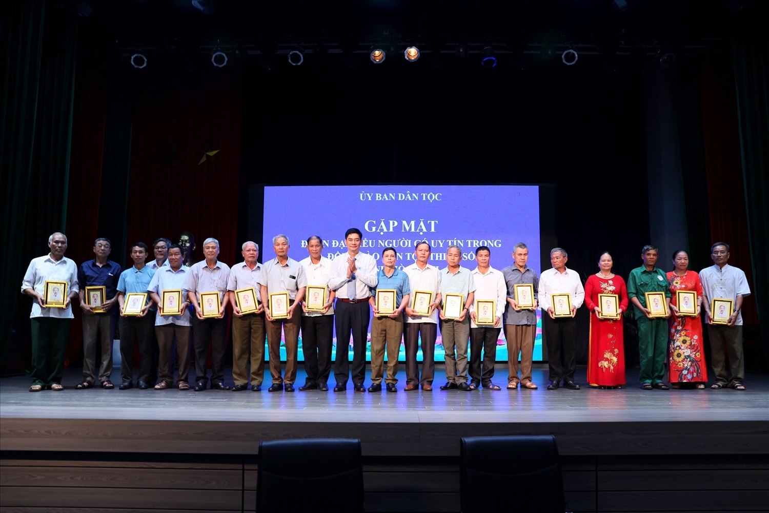 Thứ trưởng, Phó Chủ nhiệm Y Vinh Tơr tặng quà lưu niệm của UBDT cho Người có uy tín tỉnh Hòa Bình