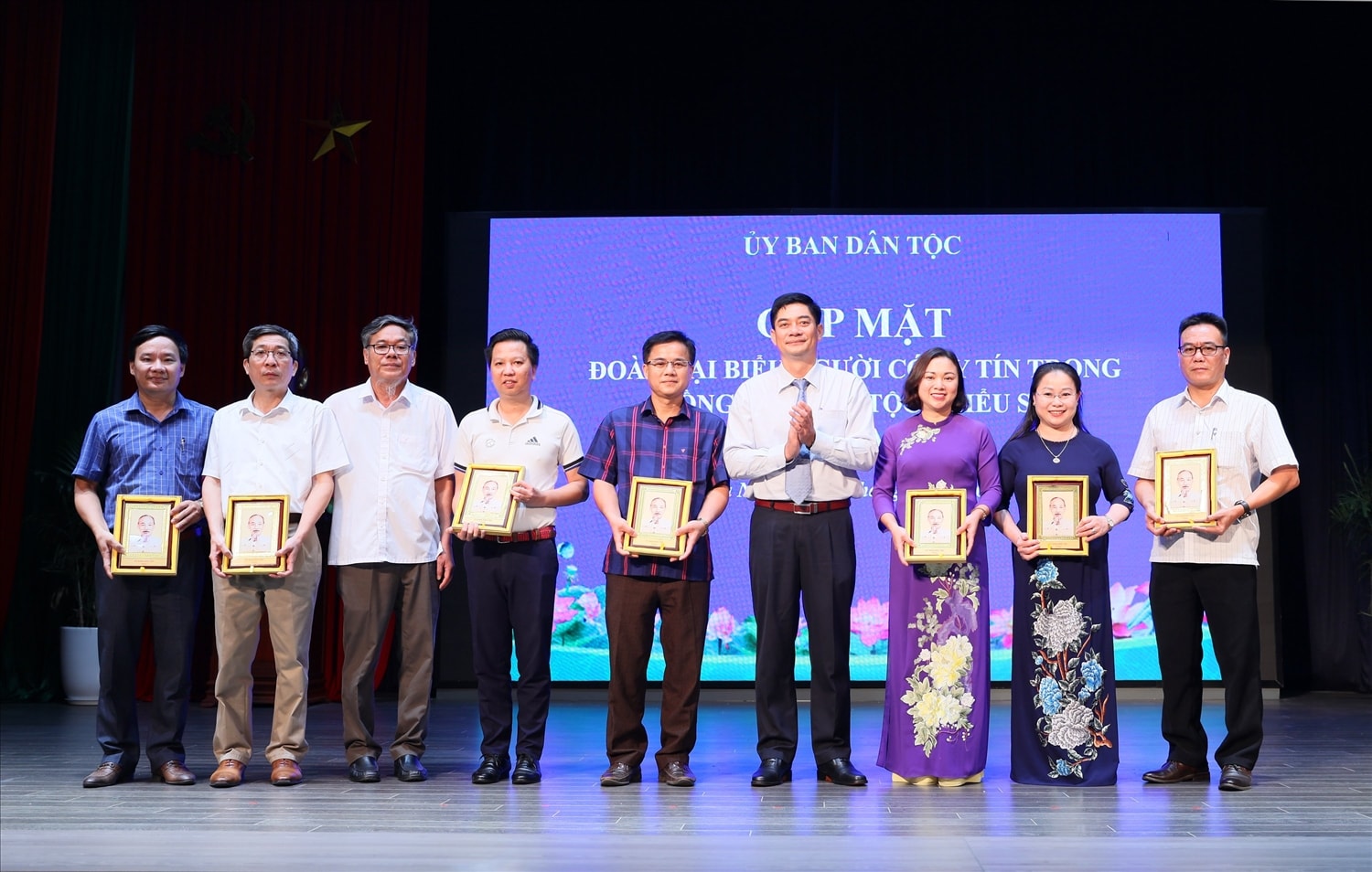 Thứ trưởng, Phó Chủ nhiệm Y Vinh Tơr tặng quà lưu niệm của UBDT cho các thành viên của Đo