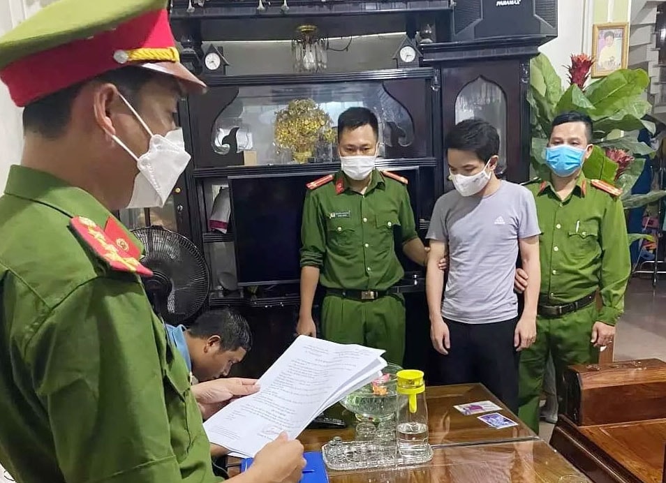 Công an thị xã Ba Đồn thi hành lệnh bắt tam giam đối tượng Hoàng Chính Thành (Ảnh: CAQB)