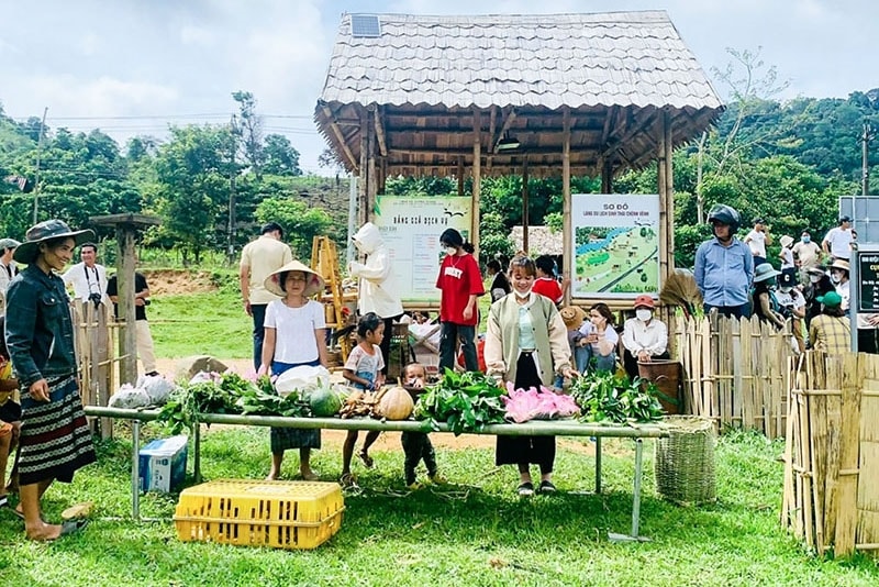 Người Bru Vân Kiều ở Chênh vênh xây dựng gian hàng nông sản phục vụ khách du lịch. (Ảnh: N.T) Người Bru Vân Kiều ở Chênh vênh xây dựng gian hàng nông sản phục vụ khách du lịch. (Ảnh: N.T)