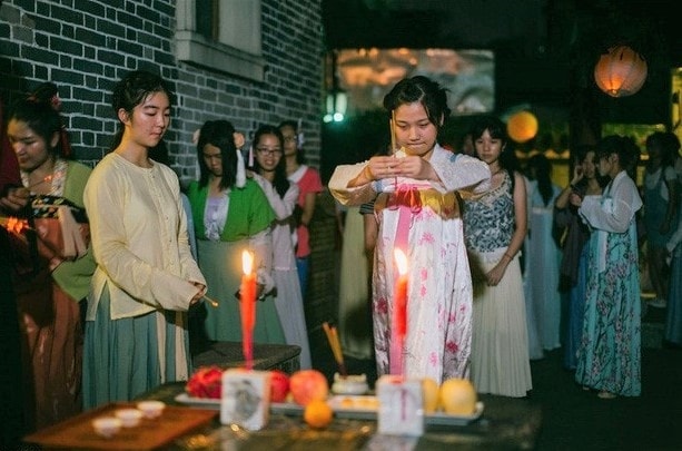 Dâng trà và hoa quả ngày Thất tịch ở Trung Quốc. Ảnh: CGTN.