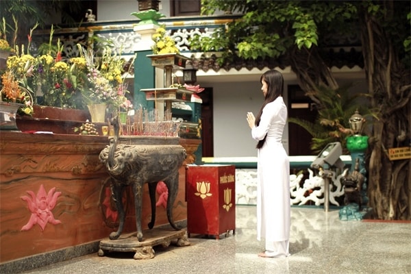 Vào ngày lễ Thất Tịch, các chàng trai, cô gái chưa lập gia đình thường lên chùa cầu duyên 