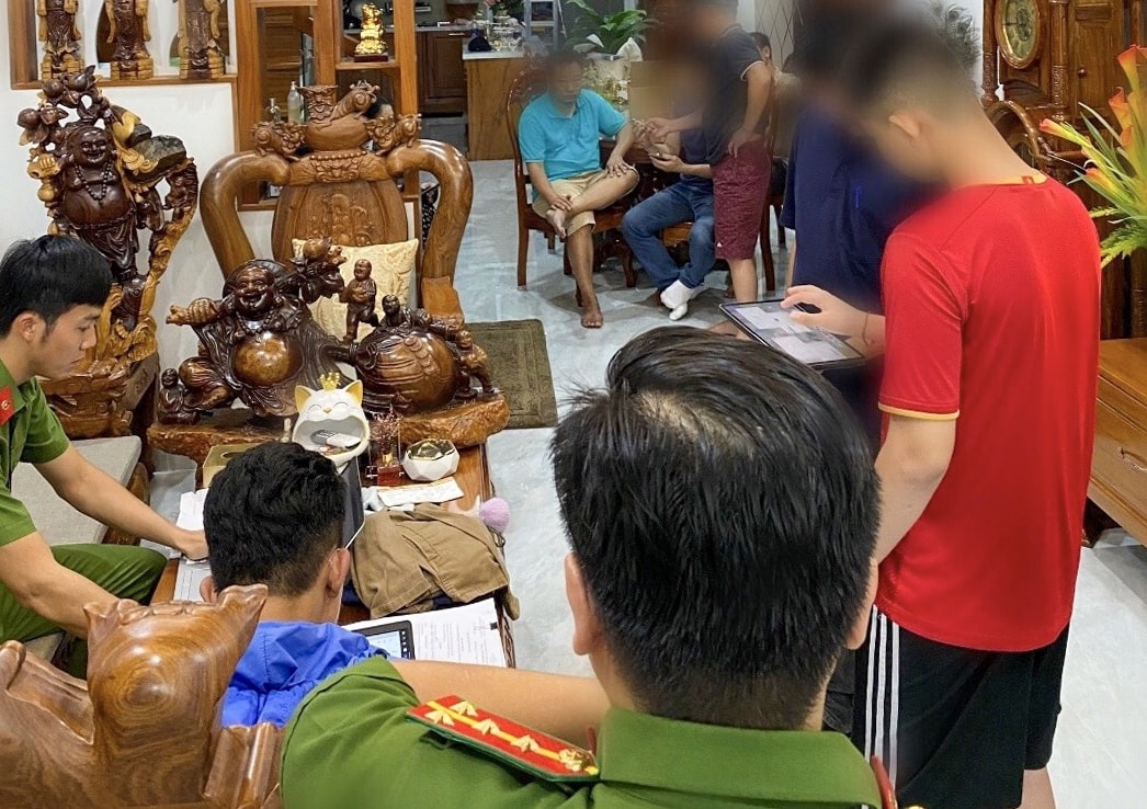 Lực lượng chức năng thực hiện lệnh khám xét khẩn cấp nơi ở của 1 đối tượng trong vụ án