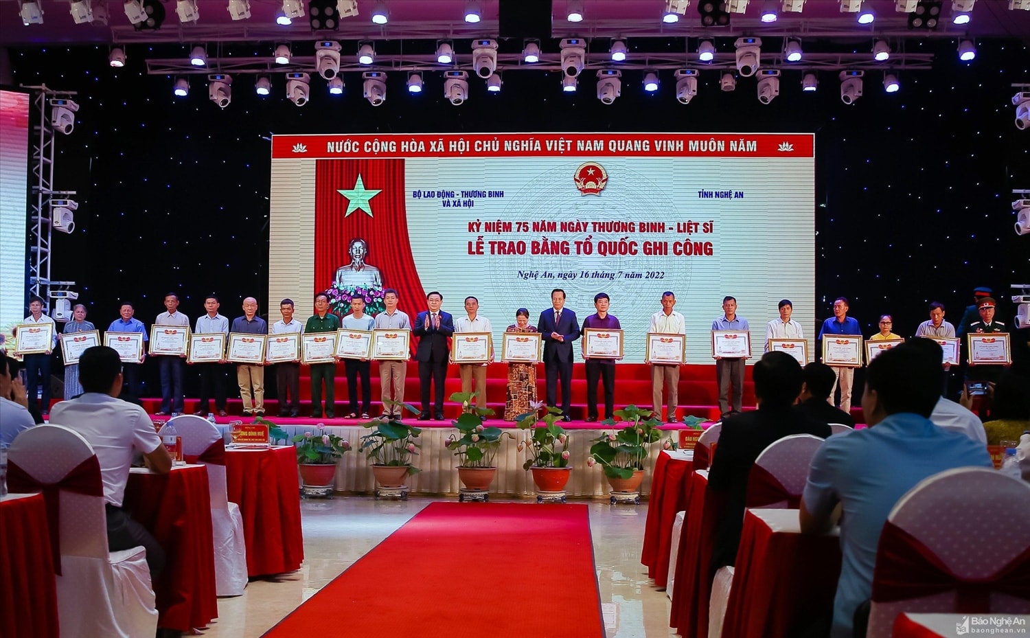 Chủ tịch Quốc hội Vương Đình Huệ và Bộ trưởng Bộ Lao động - Thương binh và Xã hội Đào Ngọc Dung trao Bằng Tổ quốc ghi công cho các thân nhân liệt sĩ tại Lễ kỷ niệm 75 năm ngày thương binh - liệt sĩ.