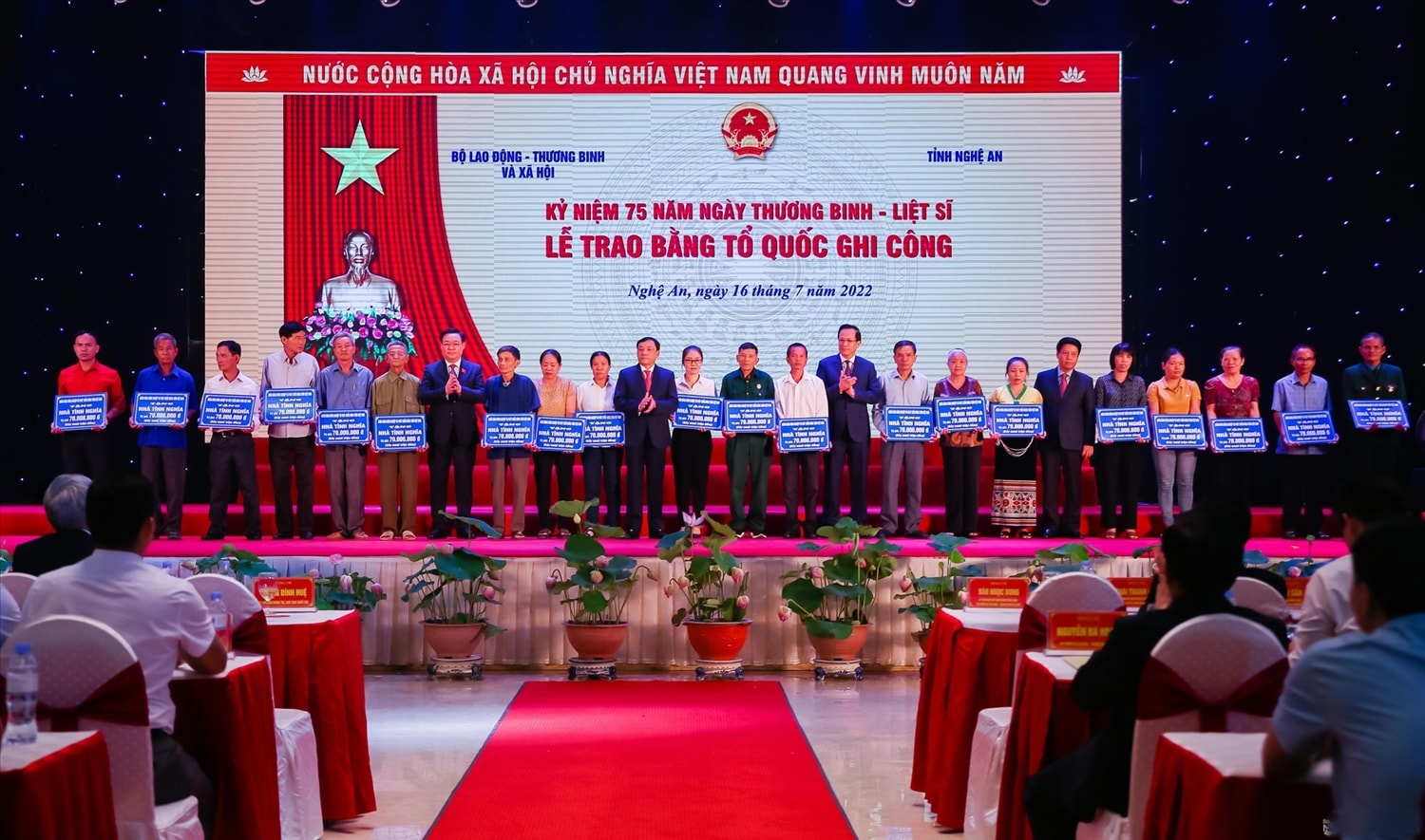 Chủ tịch Quốc hội Vương Đình Huệ cùng các đại biểu Trung ương trao kinh phí xây dựng 20 ngôi nhà tình nghĩa cho 20 gia đình người có công, thân nhân liệt sĩ tại Lễ kỷ niệm 75 năm ngày thương binh - liệt sĩ.