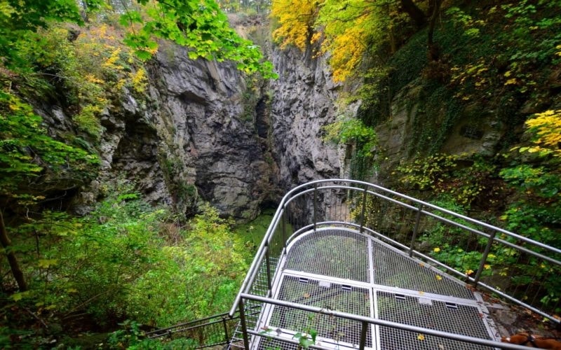 Mặt ngoài phía trên hang động Hranice Abyss, hang nước ngọt sâu nhất thế giới.