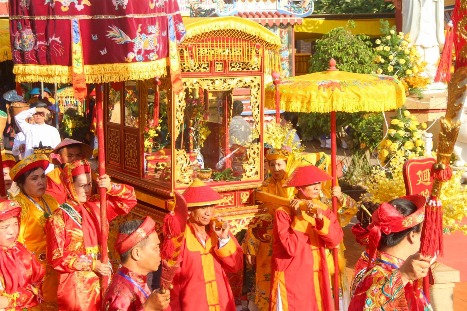 Đoàn cung nghinh Thánh Mẫu lên Điện Huệ Nam