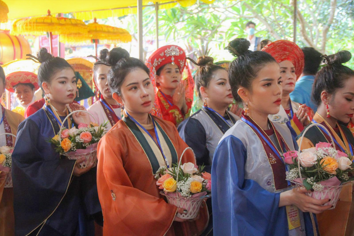 Rất đông đạo hữu, người dân và du khách thập phương tham gia nghi lễ