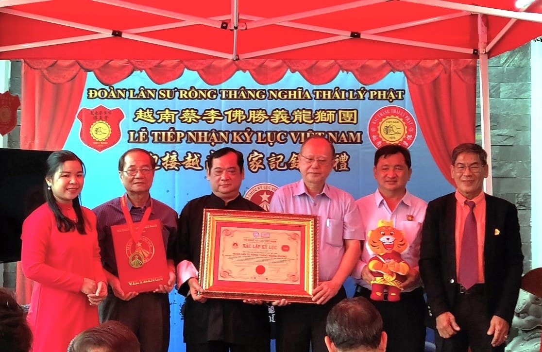 Đoàn Lân Sư Rồng Thắng Nghĩa Đường Tổ chức Kỷ lục Việt Nam - VietKings trao tặng Bằng xác lập Kỷ lục Việt Nam và Bằng Tôn vinh giá trị Kỷ lục đến Đoàn Lân Sư Rồng Thắng Nghĩa Đường
