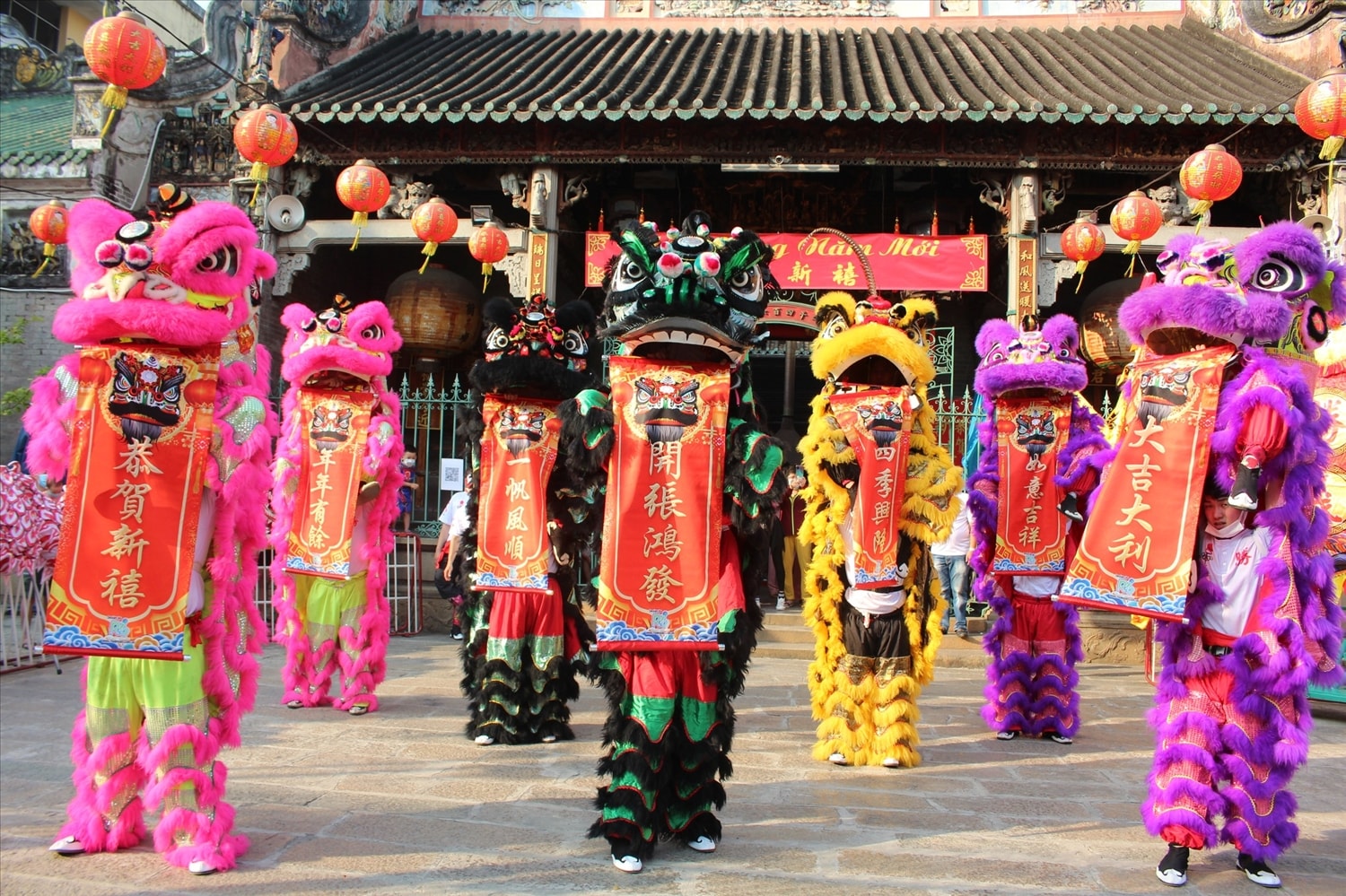 Đoàn Lân Sư Rồng Thắng Nghĩa Đường biểu diễn Đoàn lân sư rồng Thắng Nghĩa Đường biểu diễn