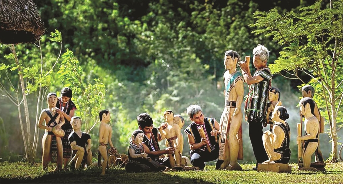 Các già làng ở Tây Giang tạc tượng. (Ảnh: L.T.K) Các già làng ở Tây Giang tạc tượng. (Ảnh: L.T.K)