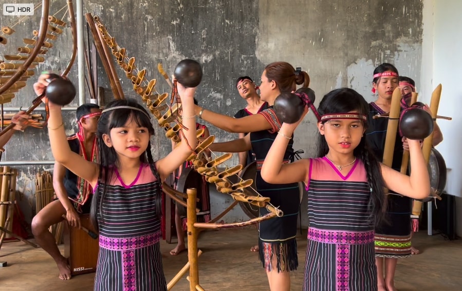 Quả bầu khô được đồng bào Ba Na mang đi trình diễn tại các lễ, hội của gia đình, làng và các cuộc thi