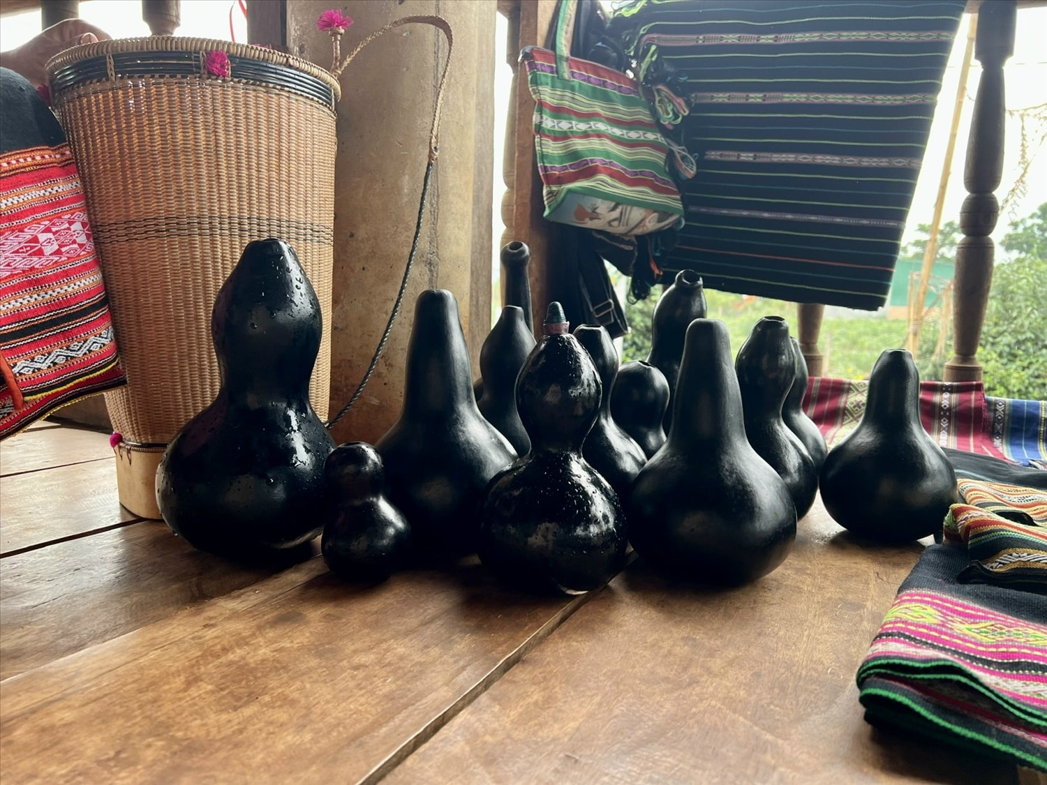 Những quả bầu khô đen nhánh luôn xuất hiện trong từng mái nhà rông, nhà sàn truyền thống của các gia đình đồng bào Gia Rai và Ba Na